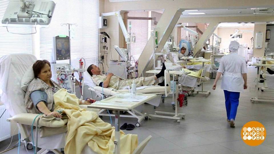 бесплатное лечение в платной клинике. услуги стоматолога по омс. стоматологическая поликлиника омс. бесплатное медицинское обслуживание по полису. врач и офисный работник.