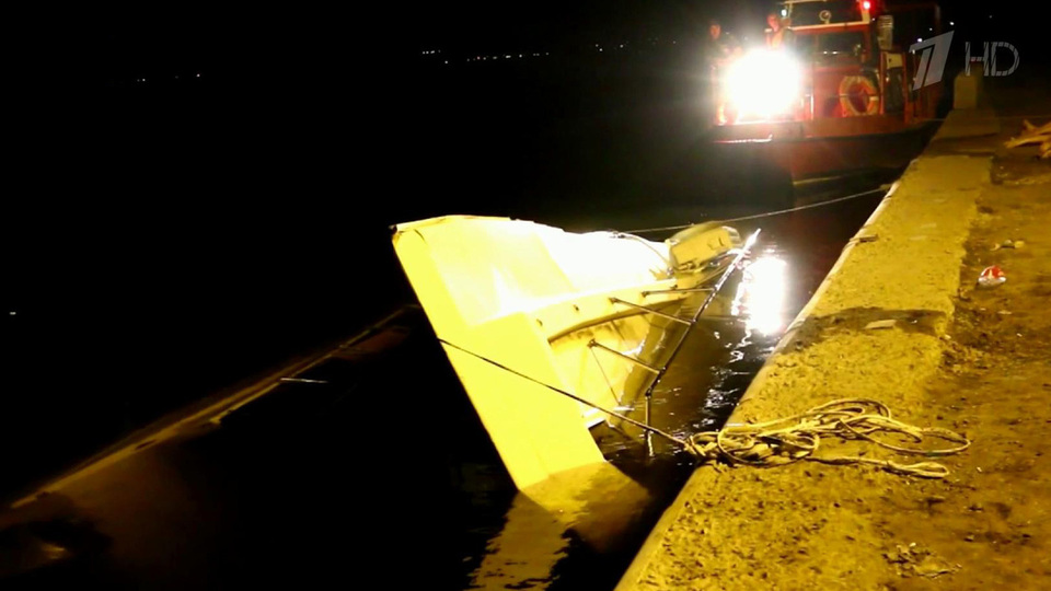 Катамаран на волге. Трагедия в волгограде катамаран. Катамаран елань 12 волгоград катастрофа. Пристань шешкары. Волгоград 2018 катамаран столкнулся с баржей.