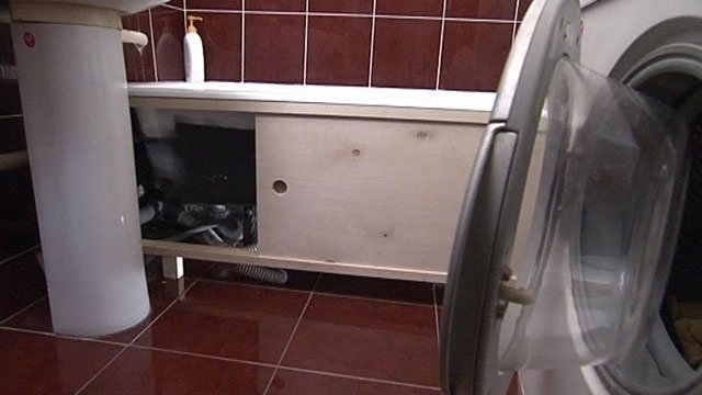 Как называется под ванной. Экран под ванную раздвижной. Экран под ванной. Экран для ванной из плитки. Полка под ванну 120см ваннбок.