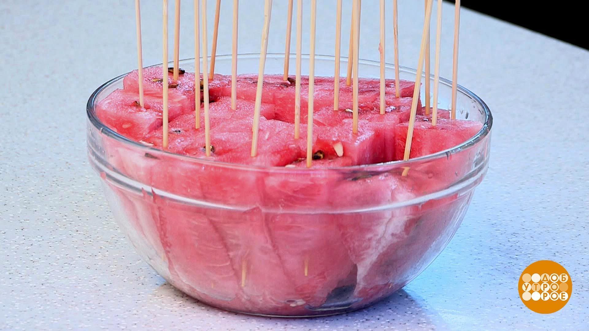 Нарезка арбуза в креманки и мороженицы