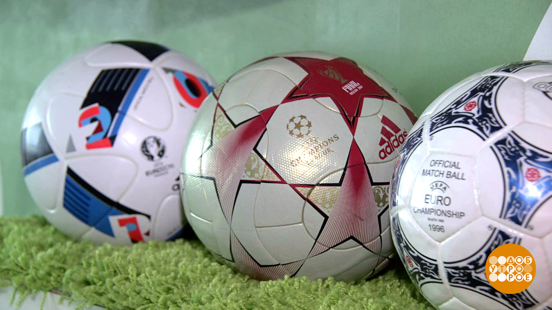 Включи видео мяч. Футбольные коллекционеры. Коллекционеры футбольных мячей. Коллекционеры футбольных мячей в России.