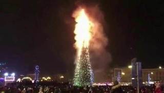 В Южно-Сахалинске прямо во время празднования Нового года загорелась главная городская елка