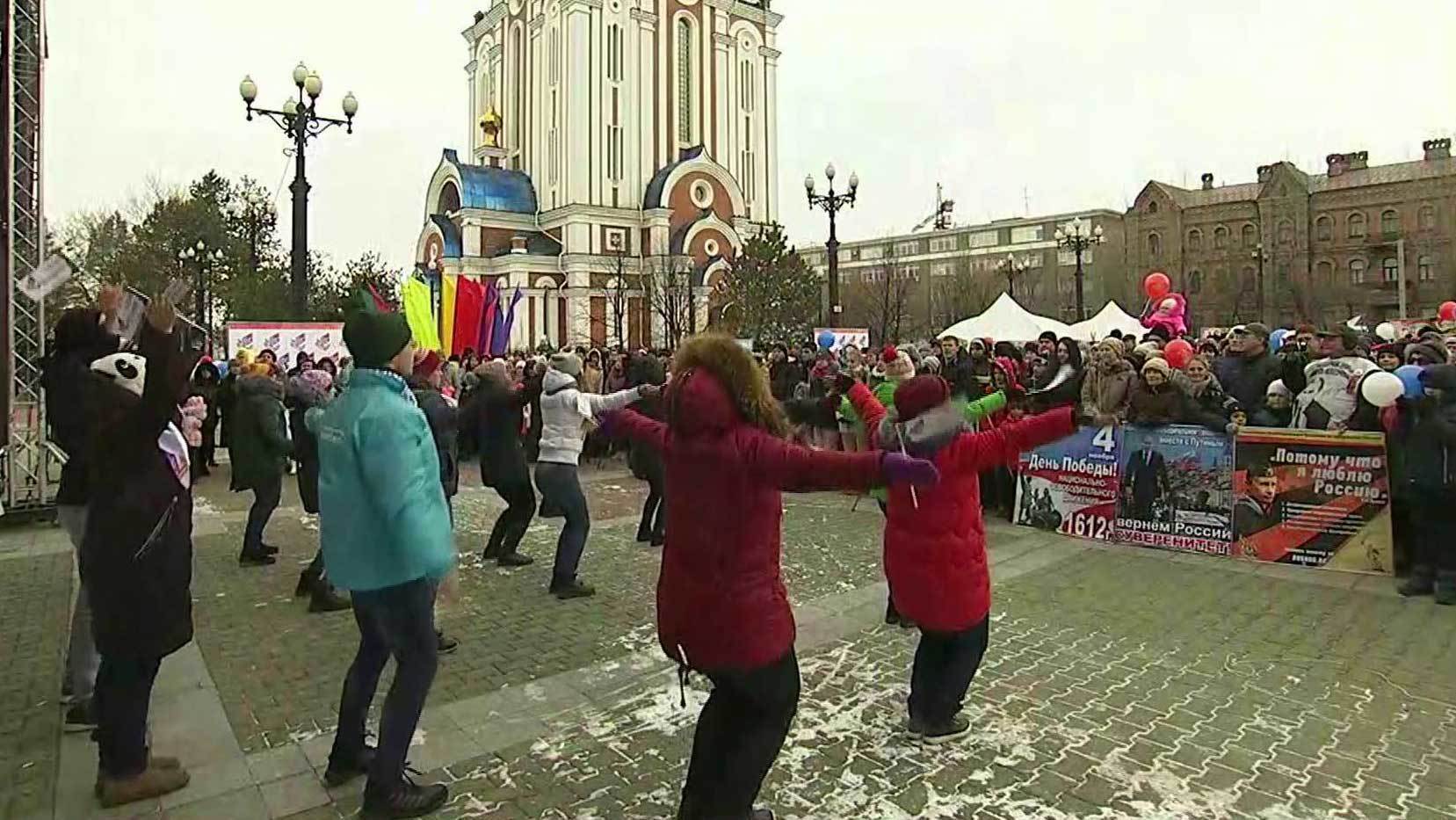 Суббота 4 ноября. Гулянье 12 июня в Москве день единства. День народного единства концерт Москва. День народного единства первый канал. 2005 Первый раз праздновался праздник день народного единства.