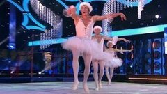 Иван Скобрев, Анастасия Бурдина, Роман Петухов — «Танец маленьких лебедей». Вольные упражнения. Без страховки. Фрагмент выпуска от 23.04.2016