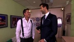 Иван считывает штрих-код с татуировки Павла Прилучного. Пролог. Вечерний Ургант. Фрагмент выпуска от 18.12.2014