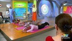 Ленивые упражнения для мышц спины. Жить здорово! Фрагмент выпуска от 30.05.2017