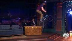 Зарядка на ночь. Вечерний Ургант. Фрагмент выпуска от 26.10.2017