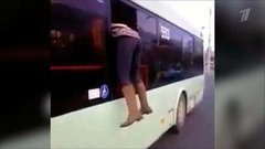 Белорусская безбилетница застряла в окне автобуса. Хиты интернета