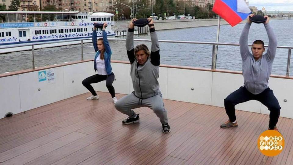 Укрепляем бедра и ягодицы. Доброе утро. Фрагмент выпуска от 08.08.2017