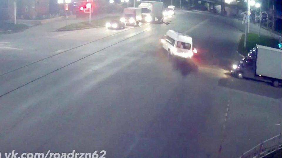 В Рязани произошло ДТП с участием маршрутки, которое попало в объектив камеры видео наблюдения. Хиты интернета