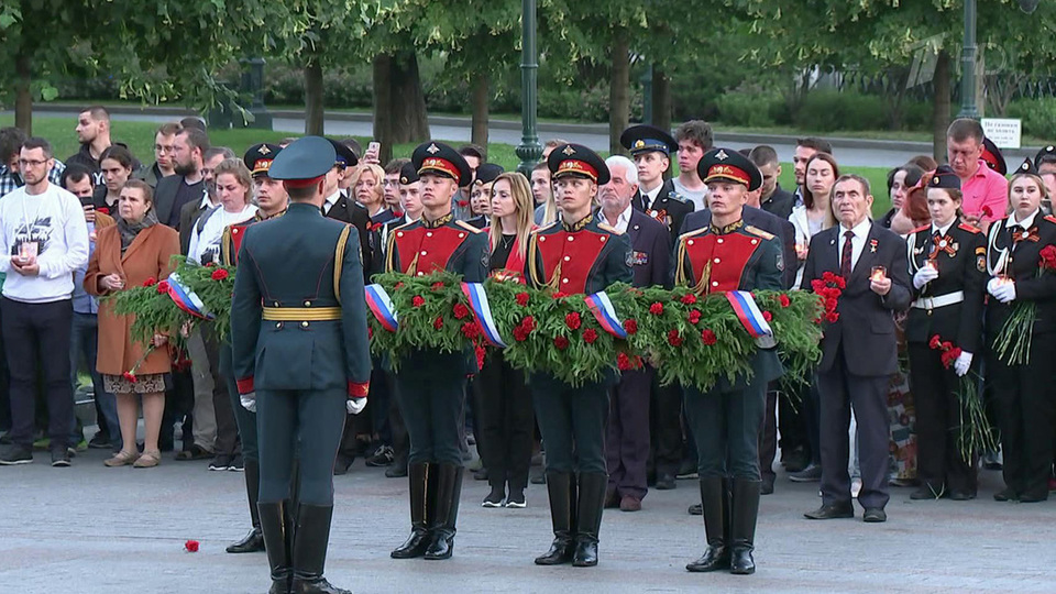 Шествие с фотографиями участников войны