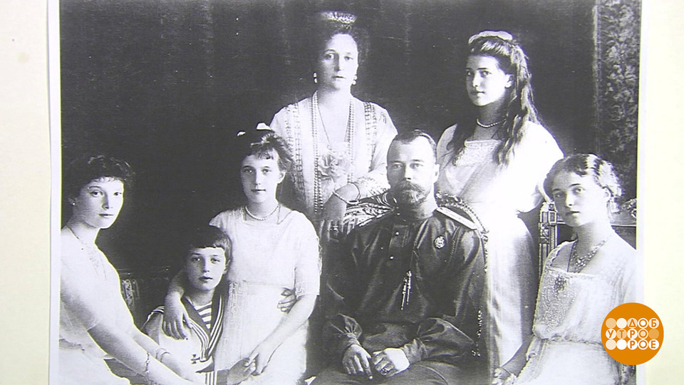 Семья романовых смерть фото. Императорская семья Николая 2 перед расстрелом. 17 Июля 1918 года была расстреляна семья Николая 2. Фотография семьи Николая 2 перед расстрелом.