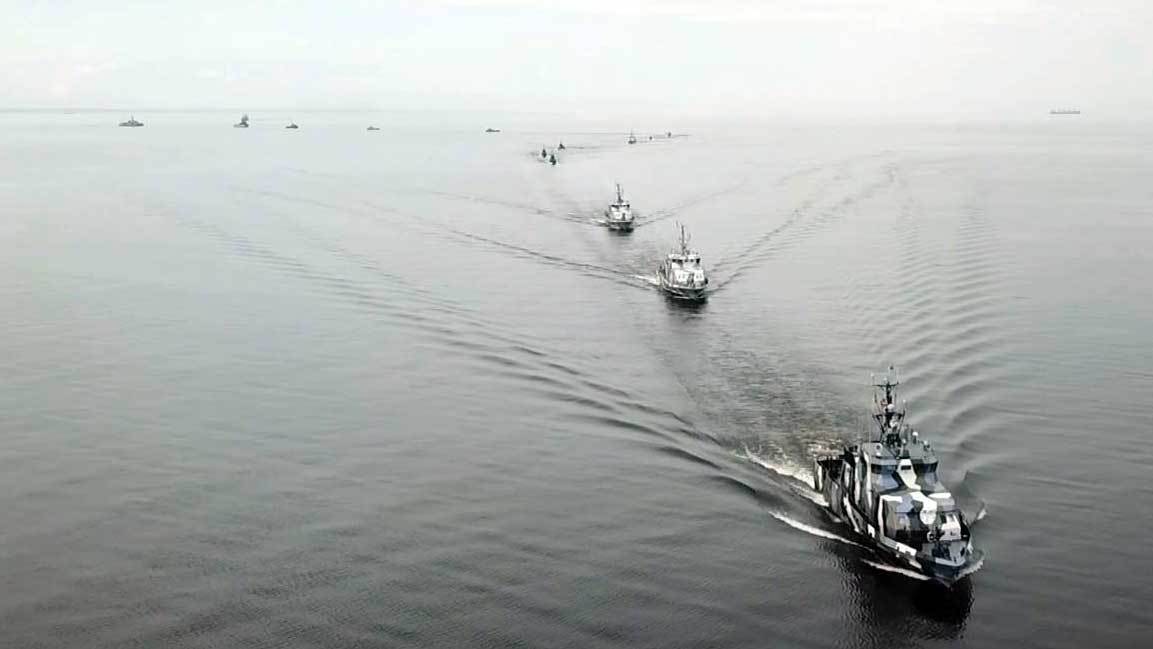В Финском заливе прошла первая тренировка главного военно-морского парада, который состоится в Петербурге в день ВМФ