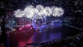 Новый 2018 год встретили яркими фейерверками и салютами по всему миру