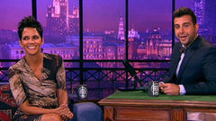 Актриса Холли Берри. Вечерний Ургант. Фрагмент выпуск от 04.11.2012