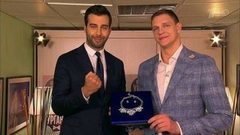 Иван Ургант дарит баскетболисту Тимофею Мозгову серьги и колье. Пролог. Вечерний Ургант. Фрагмент выпуска от 21.09.2016