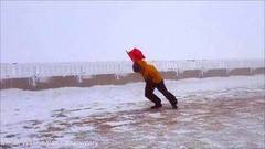 Ученого едва не унесло ветром в «месте с наихудшей погодой в мире». Хиты интернета