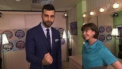 Иван Ургант приветствует актрису Евгению Симонову. Пролог. Вечерний Ургант. Фрагмент выпуска от 28.05.2015