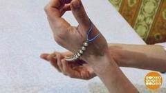 Как застегнуть браслет одной рукой. Доброе утро. Фрагмент выпуска от 20.04.2017