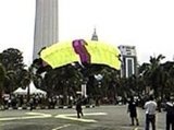 Телевизионная башня в столице Малайзии превратилась импровизированную площадку для прыжков с парашютом