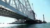 Железнодорожную арку Керченского моста поднимают на фарватерные опоры