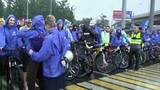 В Москве даже в проливной дождь тысячи любителей спорта вышли на осенний велопарад