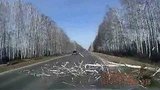 Ураганный ветер рвет линии электропередач и затрудняет движение транспорта в регионах России