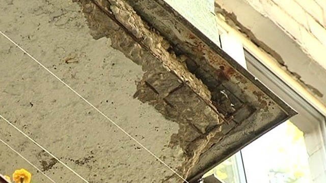 Аварийные балконы. теперь падают на головы прохожим.