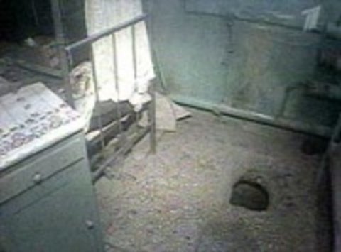 Стала тюремной дыркой. Побег из Новоульяновской колонии. Кобура тюремная камера. Тюремная камера с дыркой в стене.