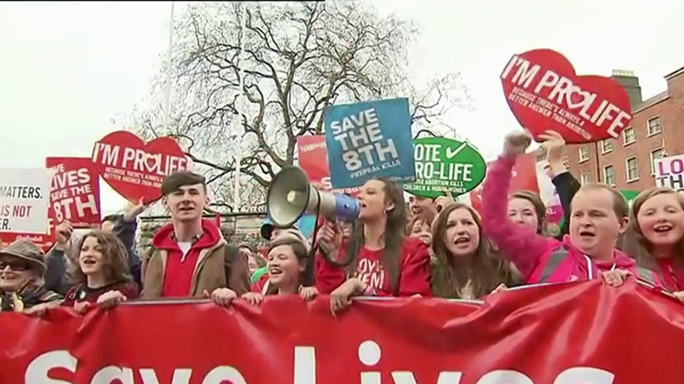 Не меньше ста тысяч человек собрались в столице Ирландии, чтобы выступить против отмены запрета на аборты. Новости. Первый канал