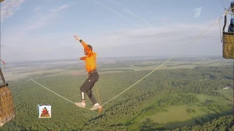 Взмыли в небо: канатоходцы идут по тросу на высоте 1 км над землей. Парк. Фрагмент выпуска от 21.06.2015