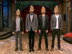 Актеры Крис Хемсворт, Джереми Реннер и Том Хиддлстон. Вечерний Ургант. Фрагмент выпуска от 17.04.2012