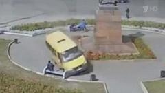 На волосок от гибели оказались люди, отдыхавшие в сквере в самом центре Орска. Хиты интернета