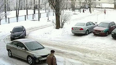 Интернет-пользователи сочувствуют владельцу припаркованной машины, в которую за час въехали семь раз. Хиты интернета