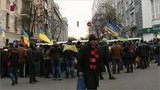 В Киеве сотни митингующих оппозиционеров мешают проходу министров в здание правительства