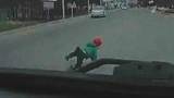 В Ессентуках полиция проверяет видео, на котором ребенок выпал из машины на полном ходу