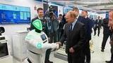 Владимир Путин посетил выставку информационных технологий в Перми и пожал руку роботу