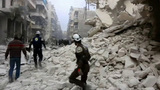 «Белые каски» в сирийском Идлибе снимают постановочную химическую атаку с использованием хлора