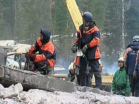 Спасательная операция на шахте пионер. Прямая трансляция пожар на шахте Распадская. Шахта Распадская видео со дня взрыва.