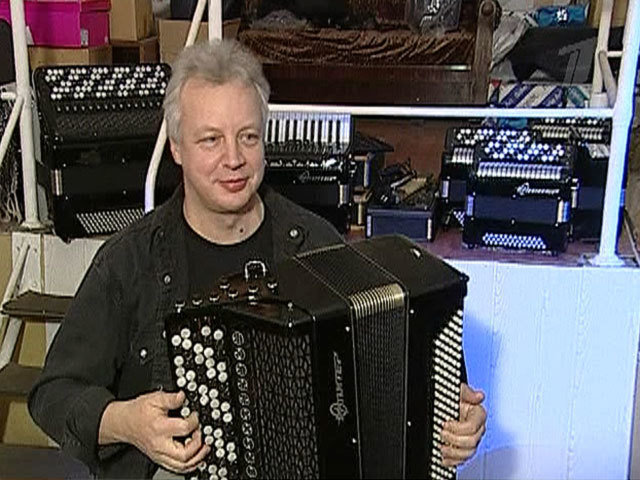 Баян кировский завод. Делают баяны. Тульская 1969 гармонь. Цельнопланочная многотембровая гармонь. Гармошка тульская гармонная фабрика.