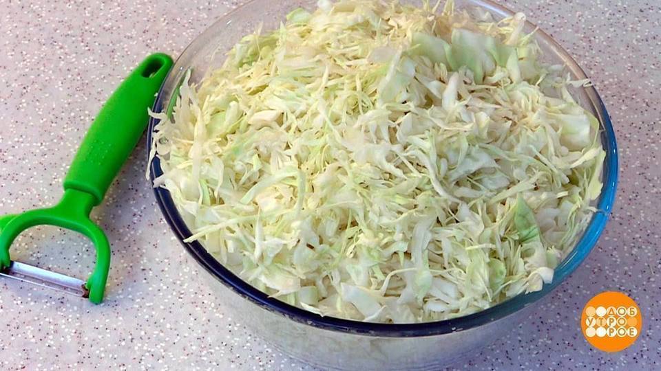 Доска для шинкования капусты. Как нарезать капусту для солянки. Капуста нарезанная. Когда крошить капусту в 2024. Шинкованная капуста.