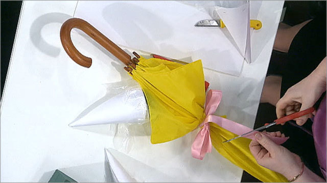 Как красиво упаковать зонт трость в подарок