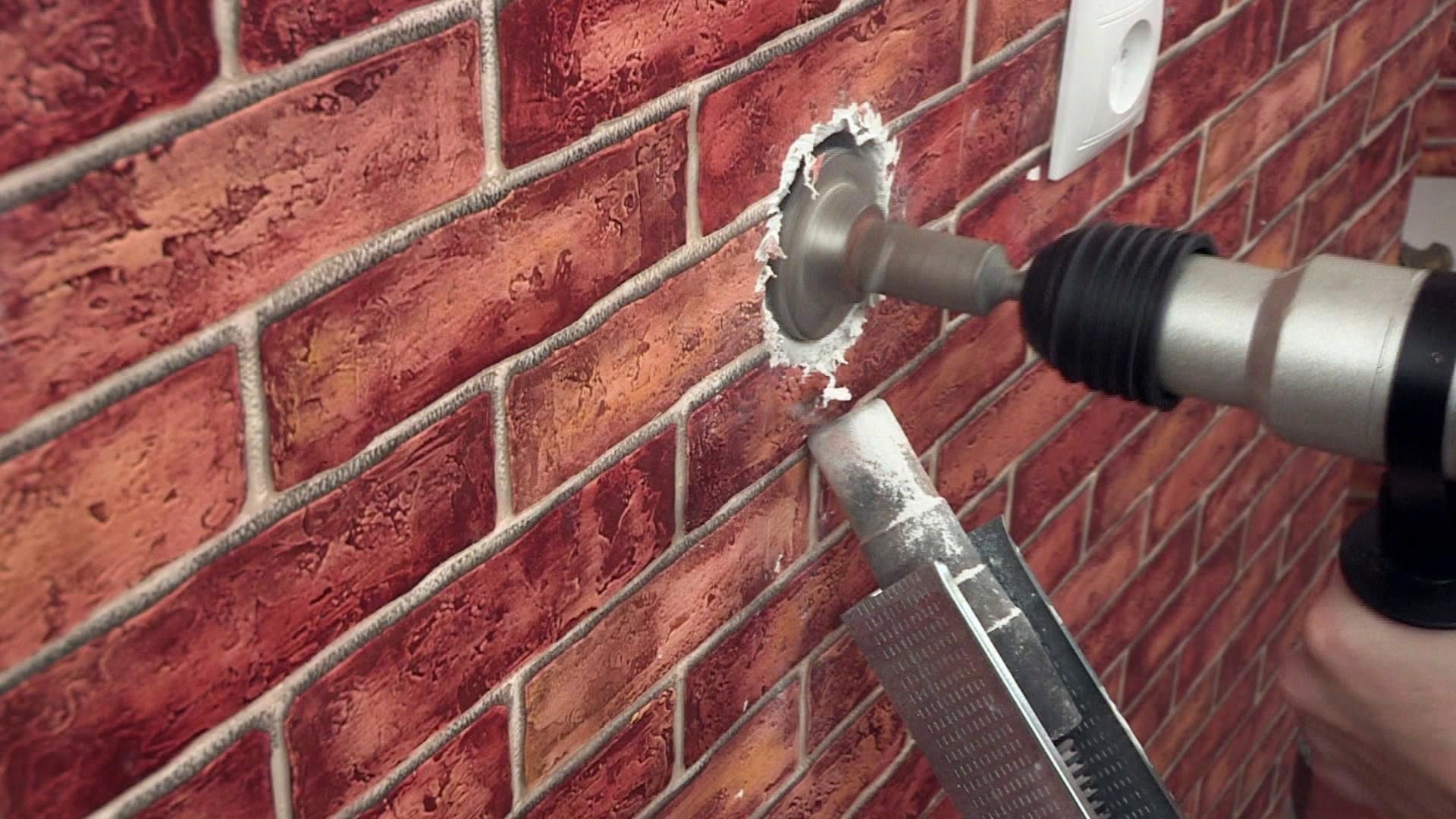 Пробить стену отверстие. Просверлить отверстие d 150 мм в толстой кирпичной стене. Сверление отверстий в кирпичной стене под розетку. Пробивка отверстий в кирпичной стене. Сверление кирпичной стены коронкой.