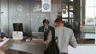 В крупных аэропортах России дежурные приставы помогут туристам разобраться с долгами