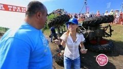 Гонка на тракторах или гольф? Острый репортаж с Аллой Михеевой. Вечерний Ургант. Фрагмент выпуска от 19.06.2013