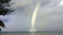 Вдоль кубинского побережья пронесся водяной смерч. Хиты интернета
