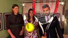 Динара Сафина и Анастасия Мыскина подписывают теннисный мяч для Николая Валуева. Пролог. Вечерний Ургант. Фрагмент выпуска от 10.06.2015