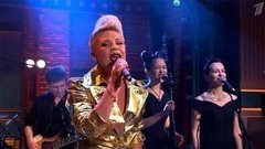 Тина Кузнецова — «Живу улыбаясь». Вечерний Ургант. Фрагмент выпуска от 26.02.2015