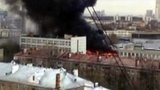 На севере Москвы горит склад