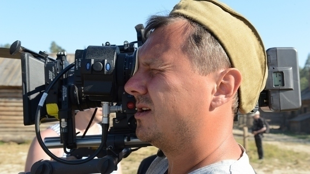 <p>Продюсеры проекта Карен Шахназаров и Александр Литвинов делали ставку на новые лица. Не только на экране, но и за кадром. Так в режиссерском кресле появился Сергей Попов (на фото), ученик Шахназарова, с «оригинальным взглядом на картину»</p>